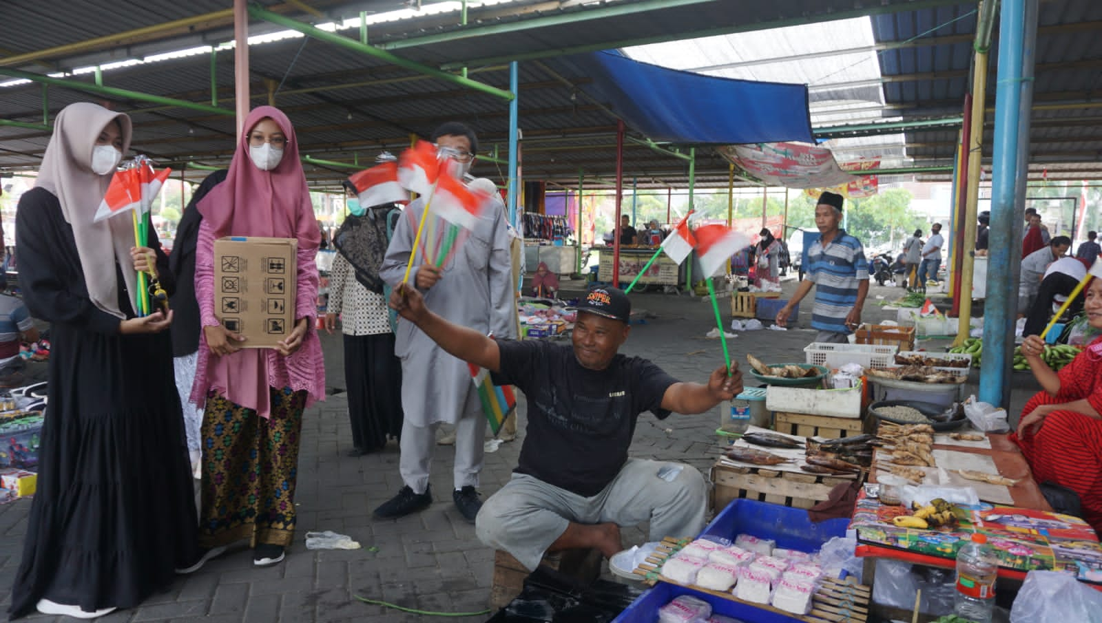 Hari Kemerdekaan, Pelajar di Gresik Bagikan 770 Bendera Merah Putih ke Pedagang