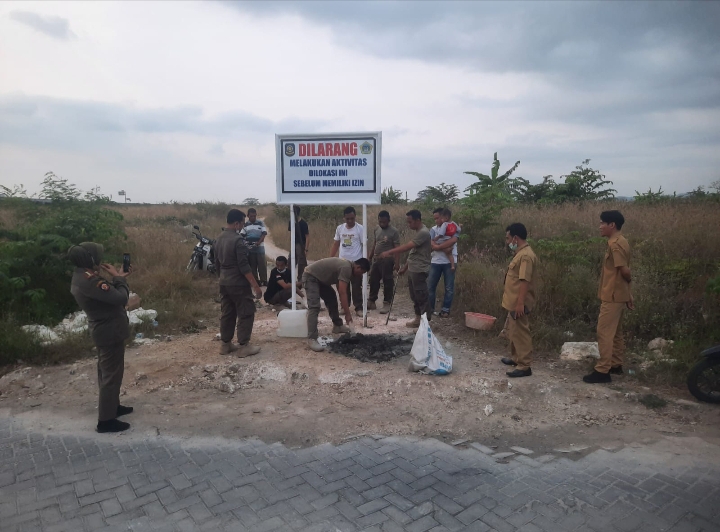 Belum Kantongi Izin, Perumahan Dakota City Ditutup Satpol PP Gresik