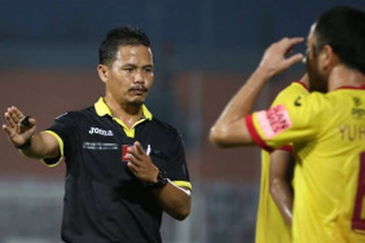 Iwan Sukoco Pengadil Lapangan Laga Big Match PSM Makassar vs Persija