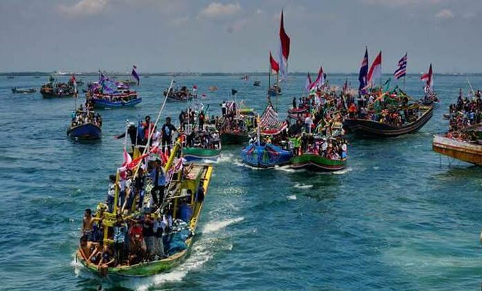 Peringatan Asyura, Nelayan Pasuruan Menggelar Tradisi Petik Laut