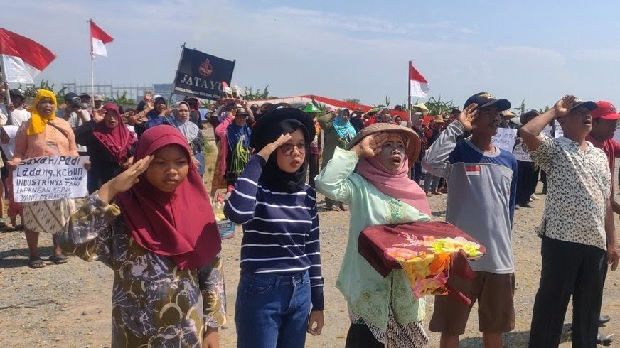 Jepang Tarik Dana di PLTU Indramayu, Petani Kibarkan Bendera Raksasa