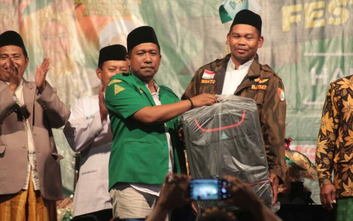 Puluhan Calon Jamaah Umroh Bareng Ansor Jatim Asal Gresik Terima Koper