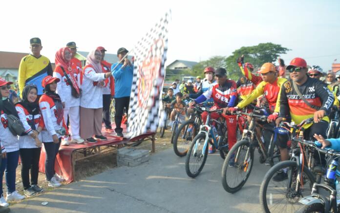 Ribuan Orang Ikut Gowes Lintas Tambak di Gresik