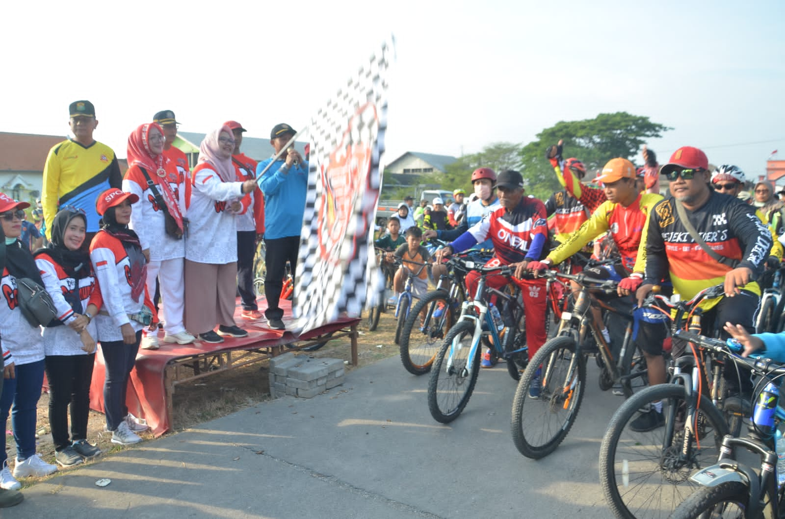 Ribuan Orang Ikut Gowes Lintas Tambak di Gresik