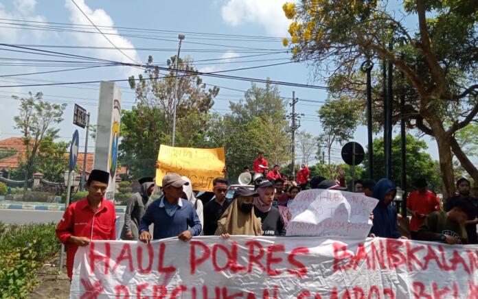 Dinilai Tak Sesuai SOP, Mahasiswa Kokop Demo Polres Bangkalan