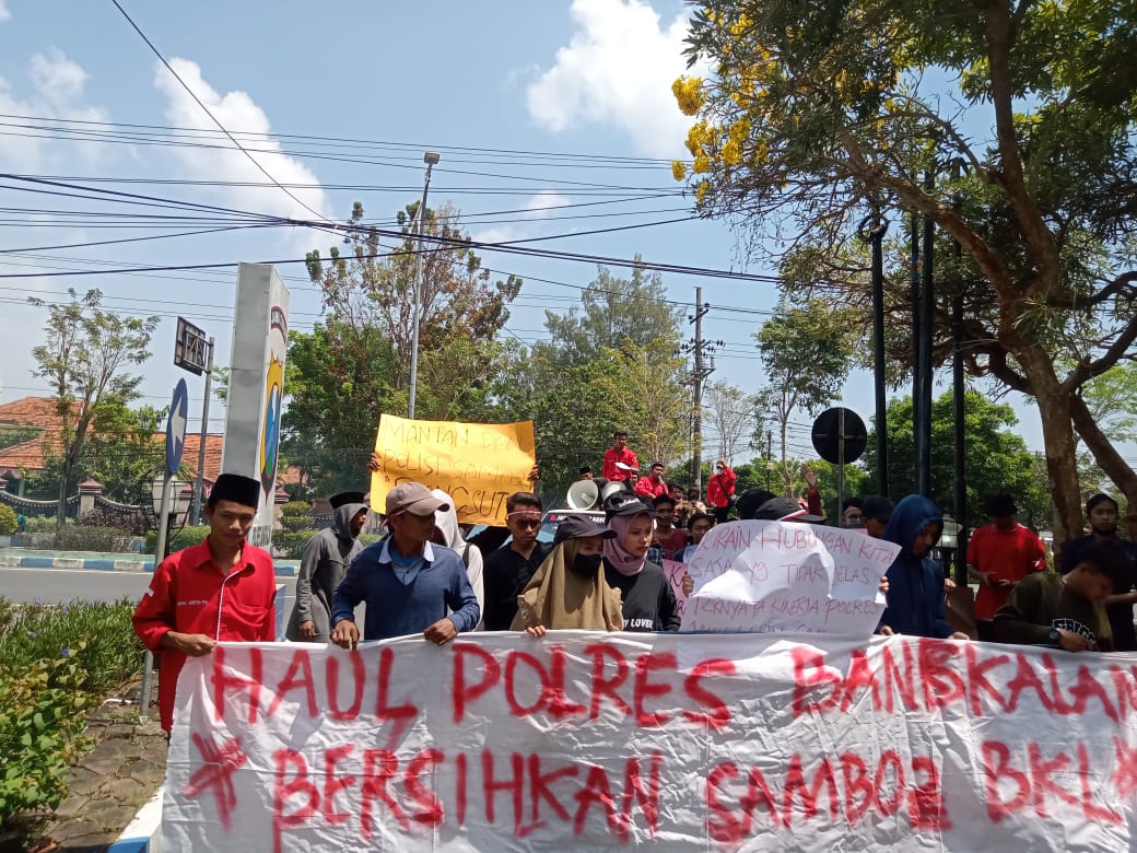 Dinilai Tak Sesuai SOP, Mahasiswa Kokop Demo Polres Bangkalan