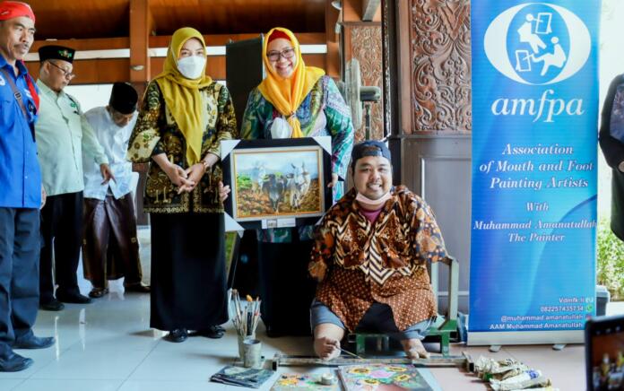 Kagum, Wabup Gresik Langsung Beli Lukisan Karya Bocah Difabel