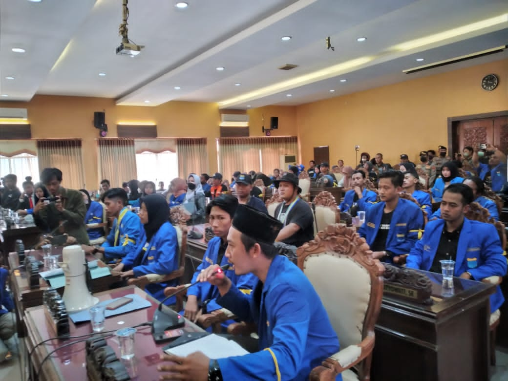 Tolak Kenaikan BBM, PC PMII Nganjuk Aksi Massa di Depan Gedung DPRD