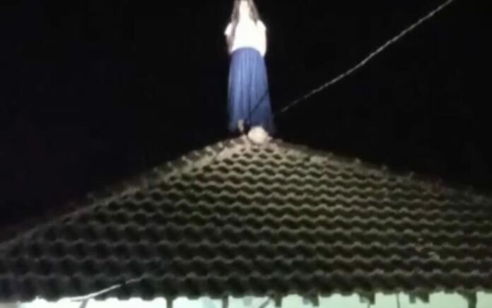 Kerasukan Kuntilanak, Perempuan Asal Bawean Gresik Tertawa Cekikikan di Atap Rumah
