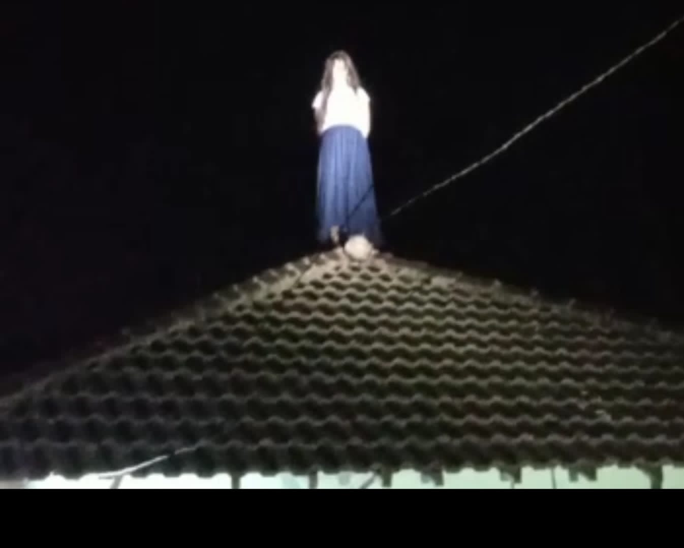 Kerasukan Kuntilanak, Perempuan Asal Bawean Gresik Tertawa Cekikikan di Atap Rumah
