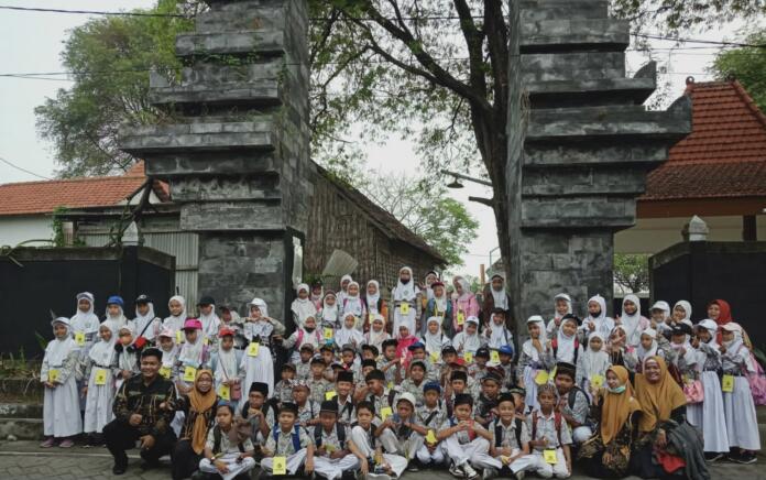 Menengok Keseruan Napak Tilas Sejarah dan Budaya Siswa MI di Gresik