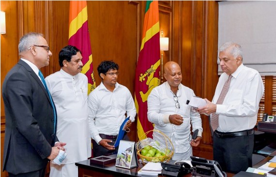Presiden Sri Lanka Menerima Hasil Panen Apel dari Petani