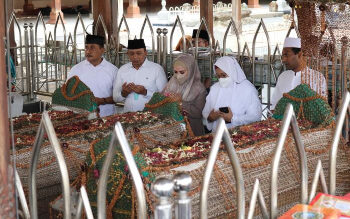 Sambut Kunjungan Wabub Seruyan, Wabup Gresik Ajak Ziarah Makam Wali dan Suguhi Nasi Krawu