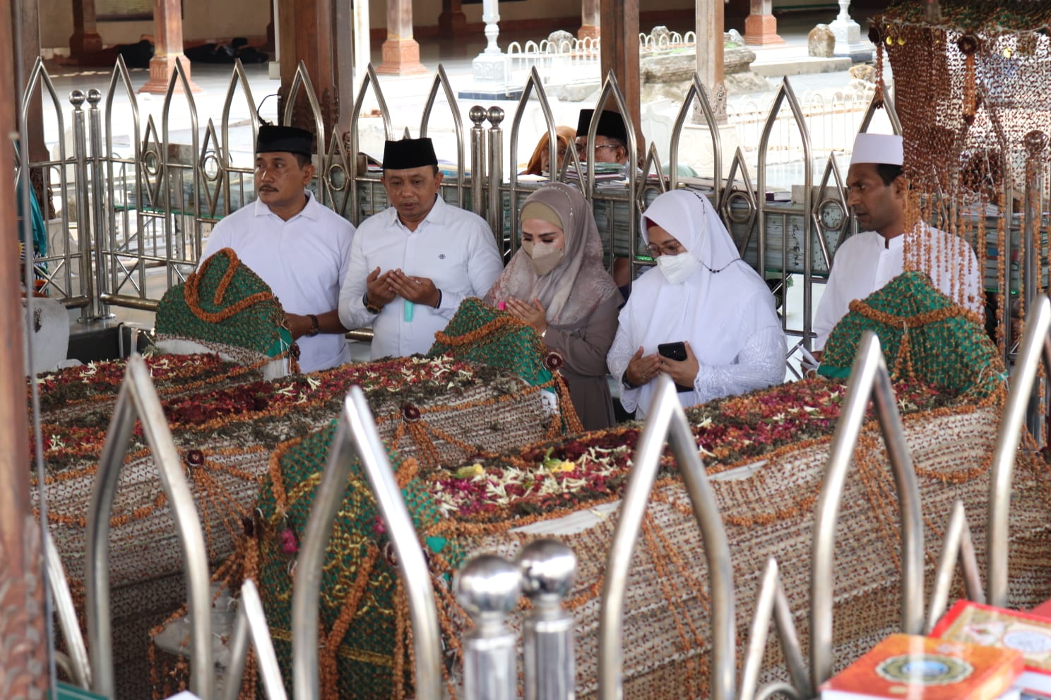 Sambut Kunjungan Wabub Seruyan, Wabup Gresik Ajak Ziarah Makam Wali dan Suguhi Nasi Krawu