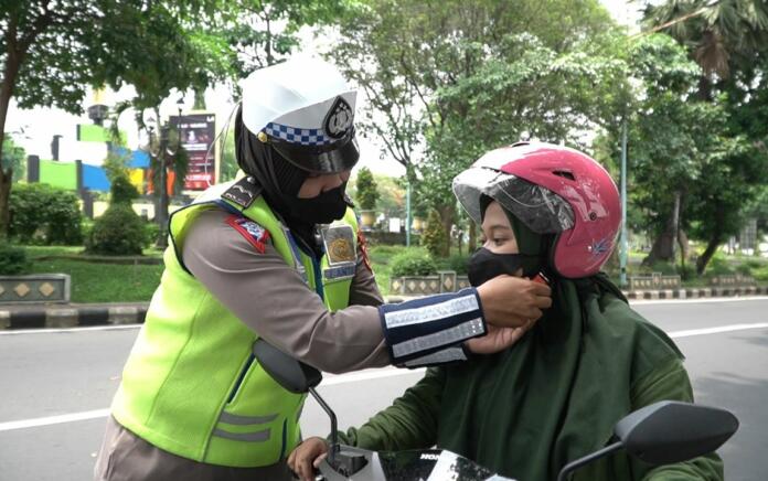 Pengendara Sempat Kaget Dihentikan Polantas Gresik, Endingnya Malah Senyum Dapat Helm SNI