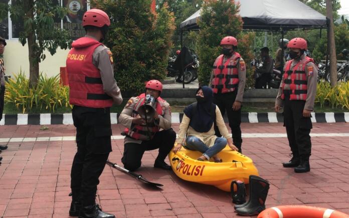 Tingkatkan Kemampuan, Personel Sat Samapta Polres Gresik Dilatih SAR Laut