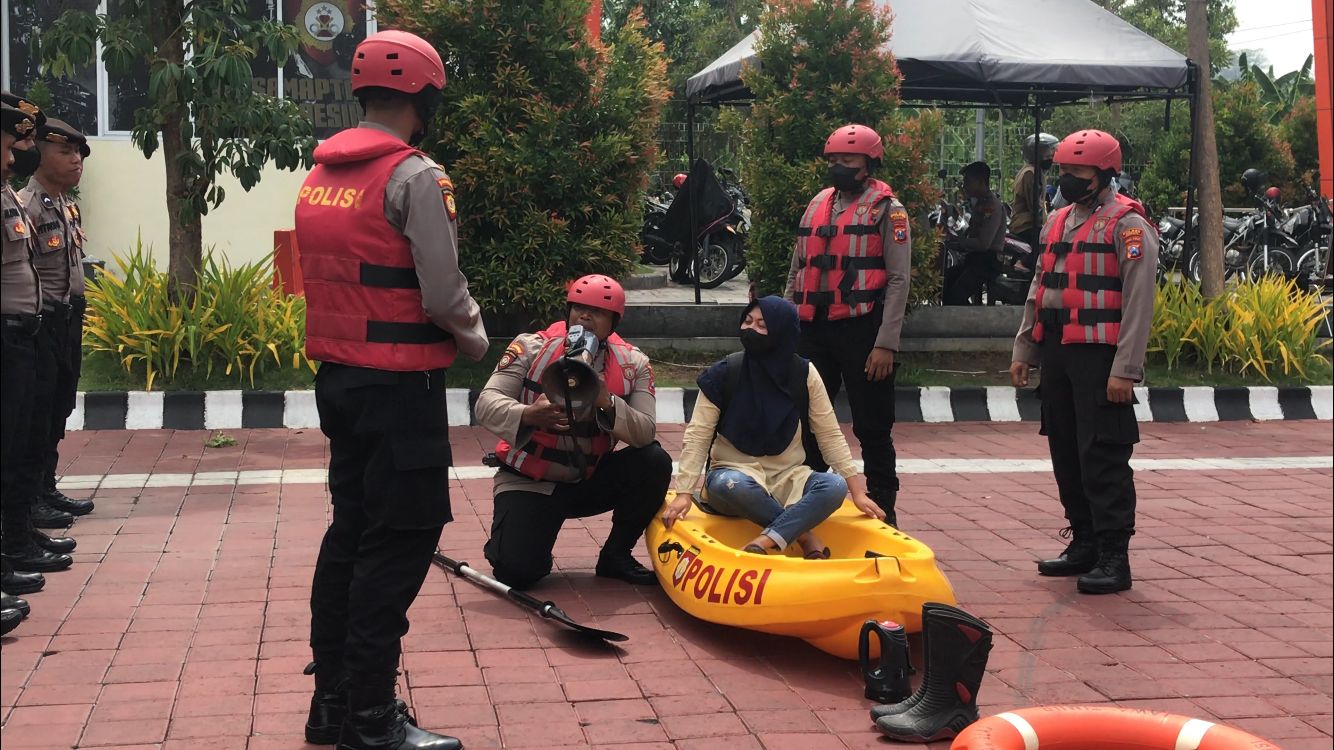 Tingkatkan Kemampuan, Personel Sat Samapta Polres Gresik Dilatih SAR Laut