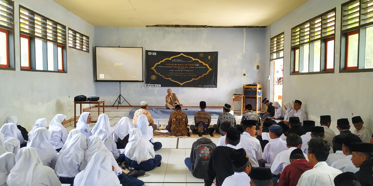 FKS Gending Gandeng SMPN 2 Krucil Menggelar Dauroh Maulid