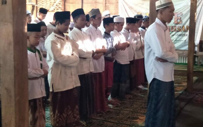 Ratusan Santri Gresik Shalat Ghaib dan Kirim Doa Korban Tragedi Kanjuruhan