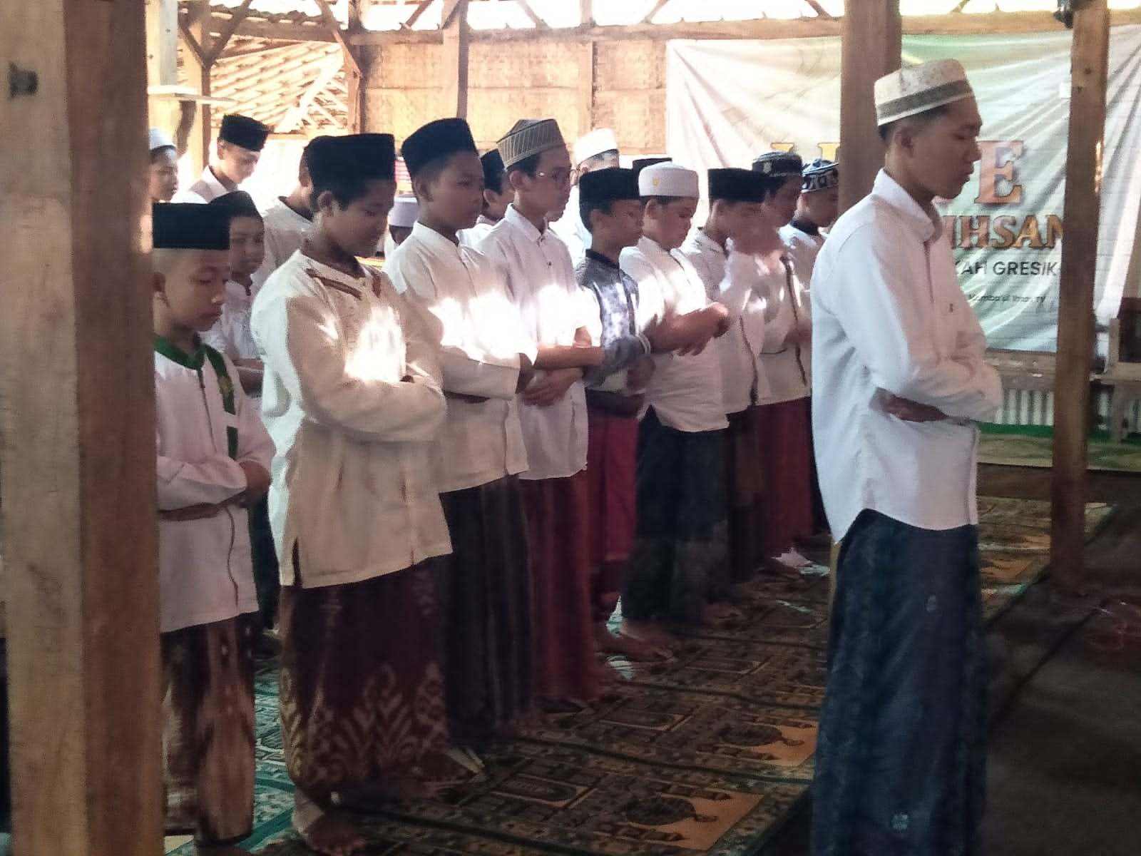 Ratusan Santri Gresik Shalat Ghaib dan Kirim Doa Korban Tragedi Kanjuruhan