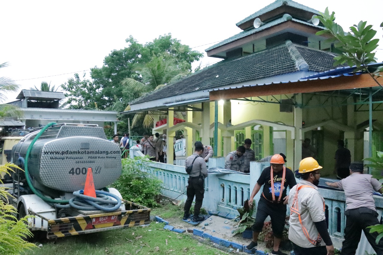 Polresta Malang Kota Distribusikan Bantuan ke Daerah Terdampak Banjir di Malang Selatan