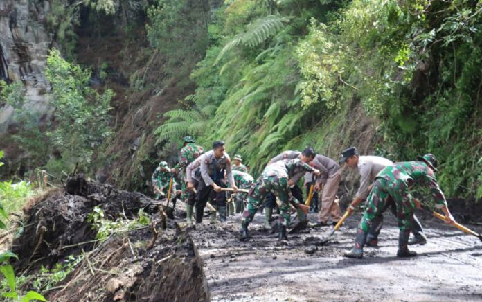 Polres Lumajang bersama TNI dan BPBD Tangani Bencana Tanah Longsor di Ranupani