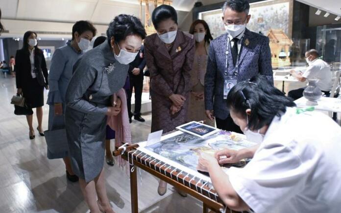 Ibu Negara China Peng Liyuan Kunjungi Museum Seni Kerajaan di Thailand