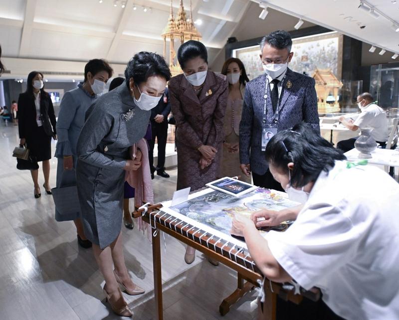 Ibu Negara China Peng Liyuan Kunjungi Museum Seni Kerajaan di Thailand