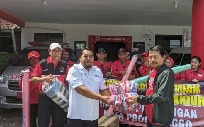 Peduli Korban Gempa Cianjur, PDIP Kota Probolinggo Gandeng PMI Serahkan Bantuan