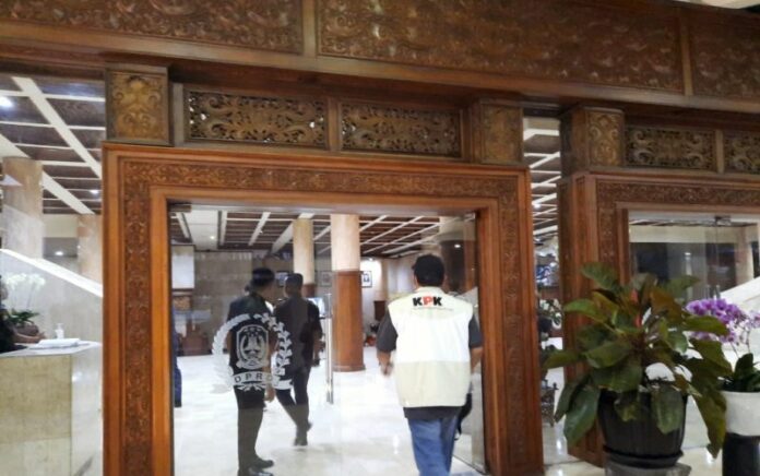 7 Jam Menggeledah Kantor DPRD Jatim, KPK Bawa Tiga Koper