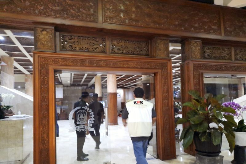 7 Jam Menggeledah Kantor DPRD Jatim, KPK Bawa Tiga Koper