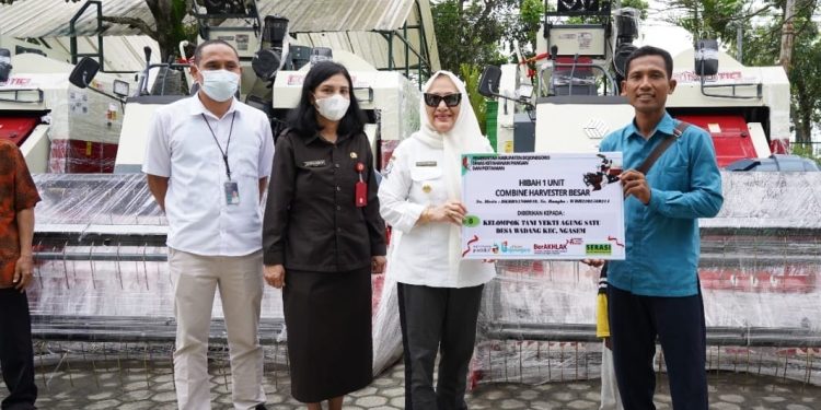 Dukung Kelompok Tani, Pemkab Bojonegoro Serahkan Mesin Pemotong Padi