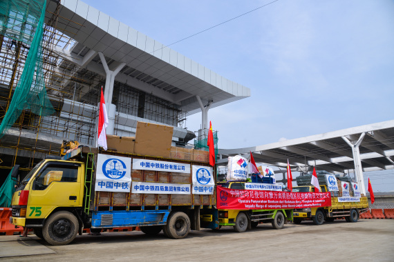 Kedubes China Beri Sumbangan bagi Warga di Sepanjang Jalur Kereta Cepat Jakarta-Bandung