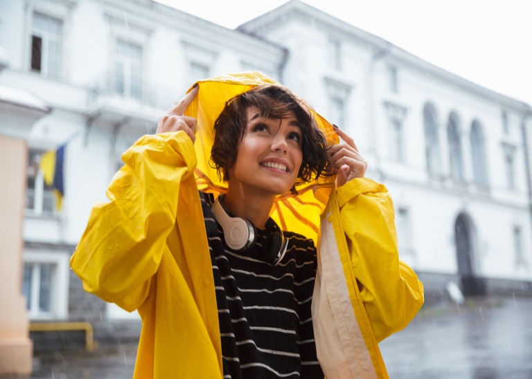 3 Cara Memilih Jas Hujan yang Aman