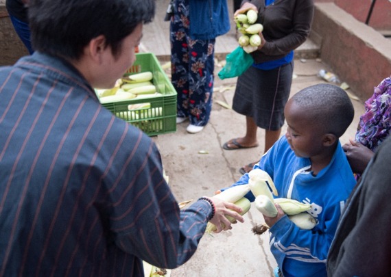 Sambut Natal, Komunitas China di Kenya Bagikan Jagung kepada Warga