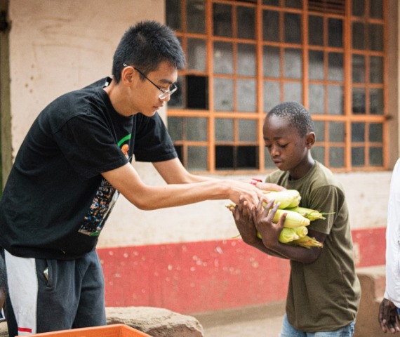 Sambut Natal, Komunitas China di Kenya Bagikan Jagung kepada Warga