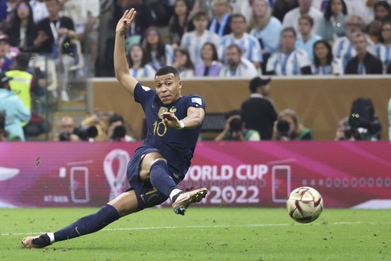 Cetak Delapan Gol, Kylian Mbappe Sabet Trofi Sepatu Emas Piala Dunia FIFA 2022