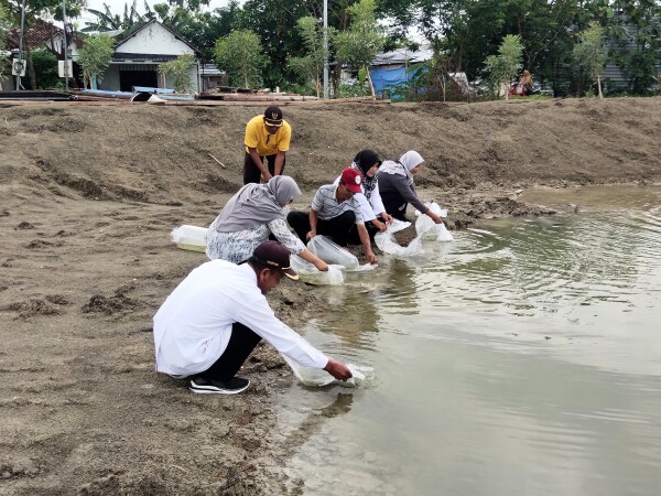 Pemkab Bojonegoro Tebar Ribuan Benih Ikan