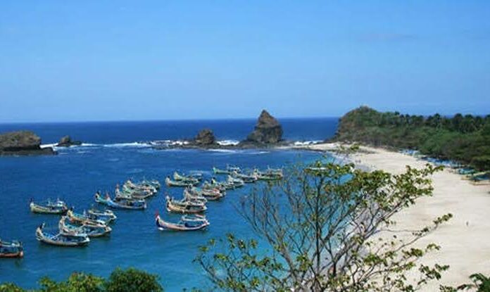 Merayakan Tahun Baru di Jember, Berikut Empat Pantai yang Harus Anda Kunjungi