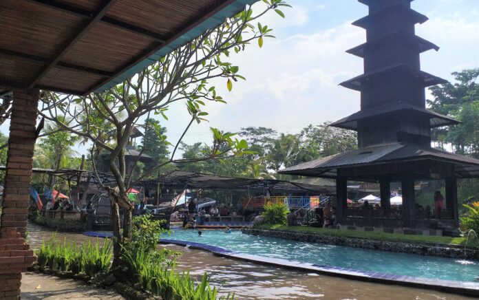 Resto Ini Tidak Pernah Sepi Pengunjung, Ada Bangunan Menyerupai Pura di Tengah Kolam Renang