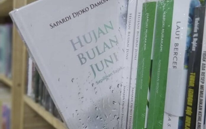 Puisi "Hujan Bulan Juni" Sapardi Djoko Damono