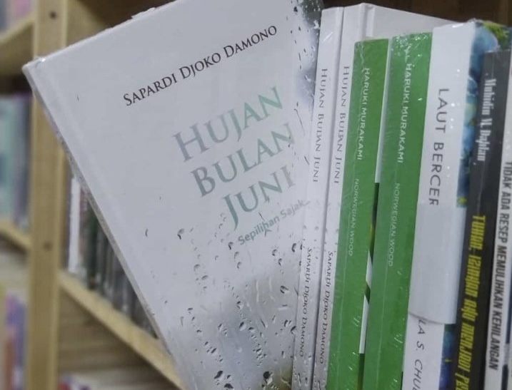 Puisi "Hujan Bulan Juni" Sapardi Djoko Damono