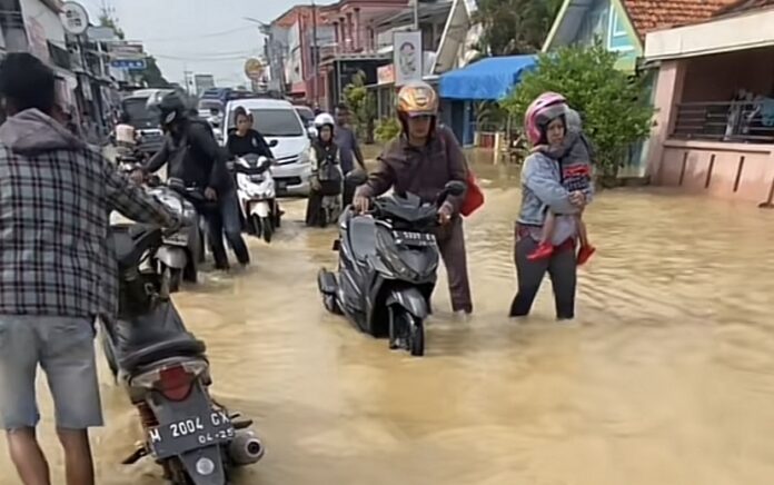 Banjir Kedua di 2023 di Blega Bangkalan, Lalu Lintas Macet Total