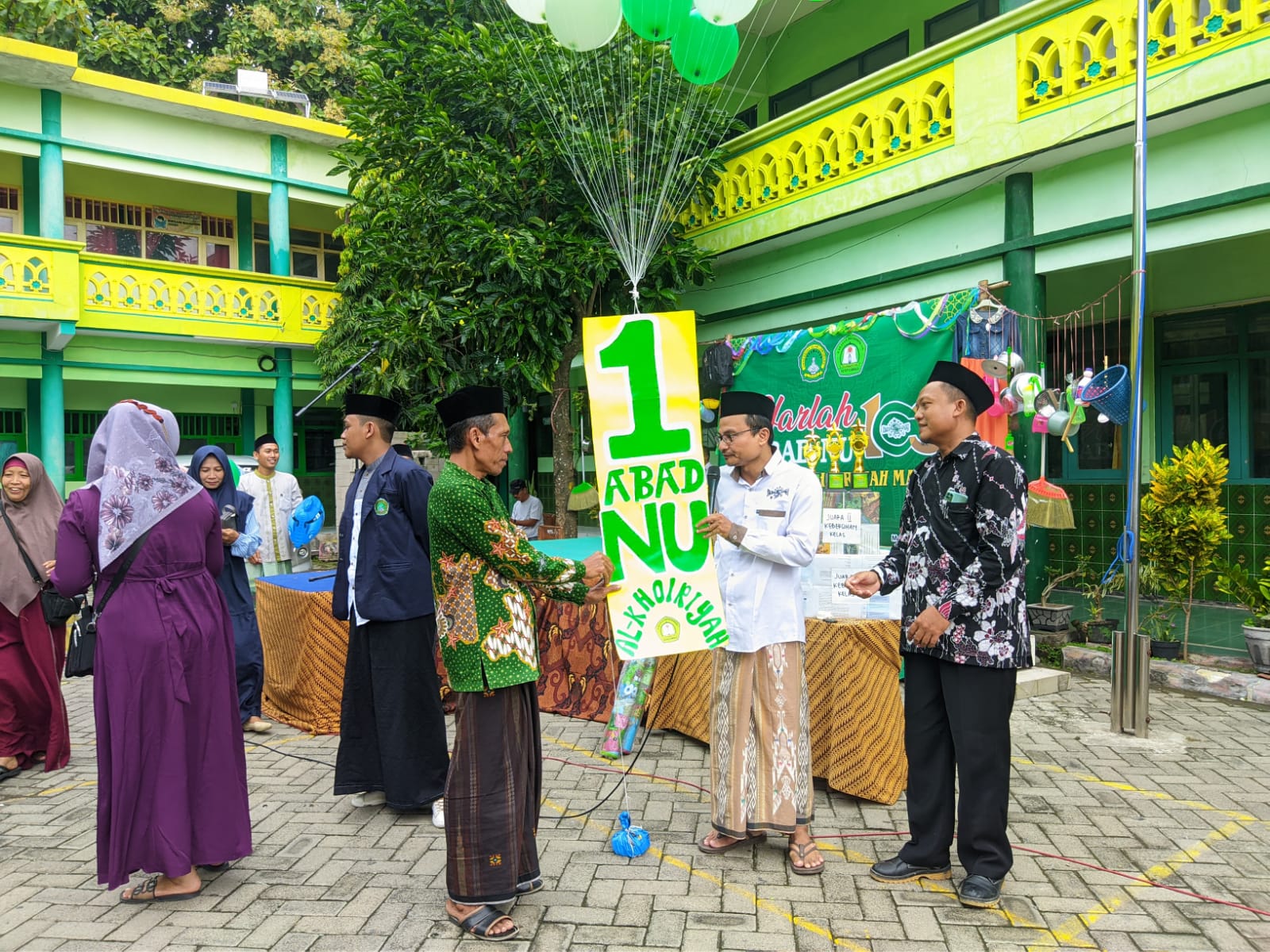 Siswa-siswi Al Khoiriyah Mantup Menggelar Pawai Satu Abad NU 