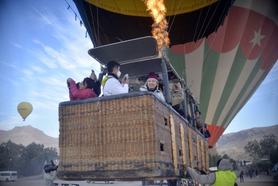 Potret Timur Tengah: Menikmati Pemandangan Sejumlah Monumen Mesir dari Atas Balon Udara Panas