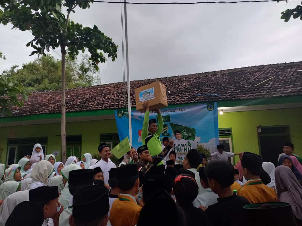 Menyambut Satu Abad NU, Murid MI Nurul Mun’im Meggelar Kirap Santri