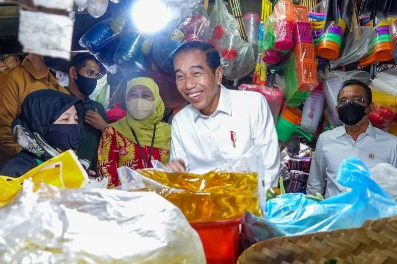 Harga Sembako Naik, Gubernur Khofifah Dampingi Presiden Jokowi Kunjungi Pasar Wonokromo