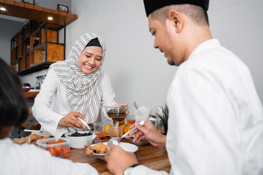 10 Amalan Sunnah di Bulan Ramadan, Menjaga Ucapan hingga Memperbanyak Sedekah