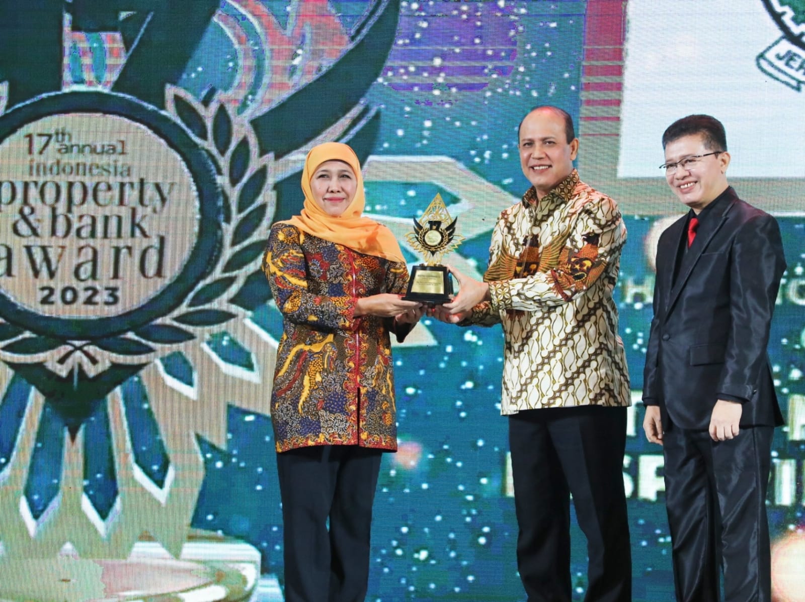 Gubernur Khofifah Kembali Raih Penghargaan, Kali Ini di Sektor Pertumbuhan Properti Jawa Timur