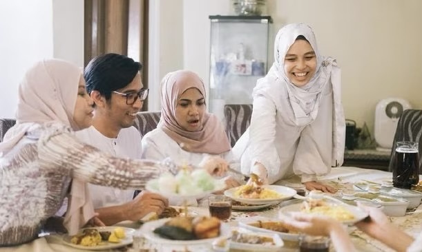 5 Bahaya Mengintai Bila Makan Terlalu Banyak Saat Lebaran